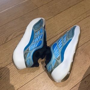 YEEZY Boost 700 “Azareth” size 7.5 (MEN) 8.5 (WOMEN) UNISEX sneaker